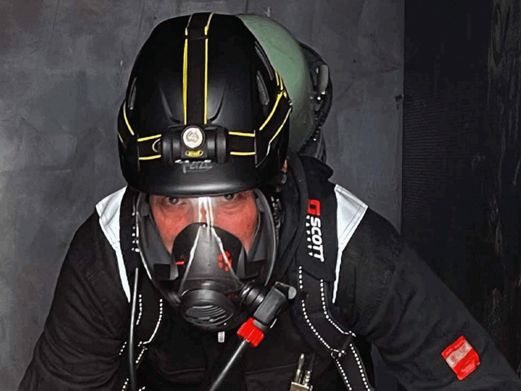 Confined space rescue team standby cover with breathing apparatus for high-risk entry work